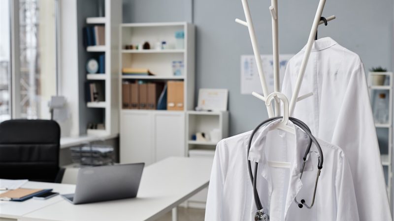 une blouse médicale parfaitement ajustée